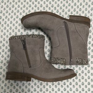 Natural reflections grey ankle boots